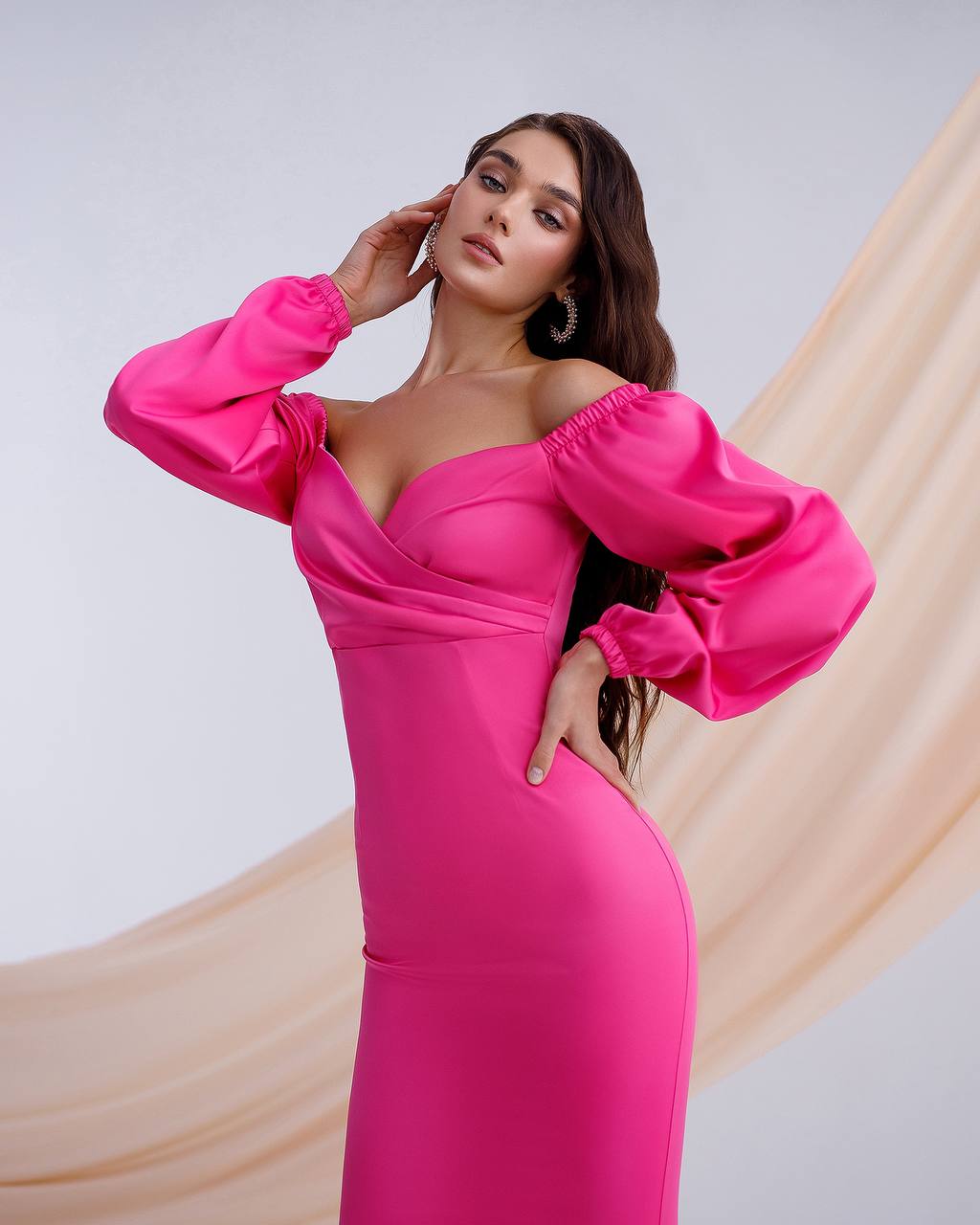 Raspberry satin dress with voluminous sleeves