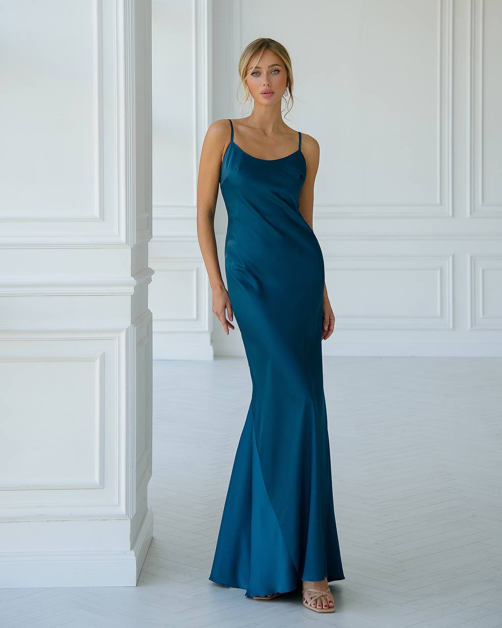 Dress-combination with an open back 