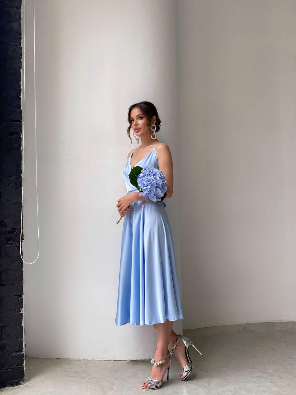 Blue dress with an open back and a lush skirt