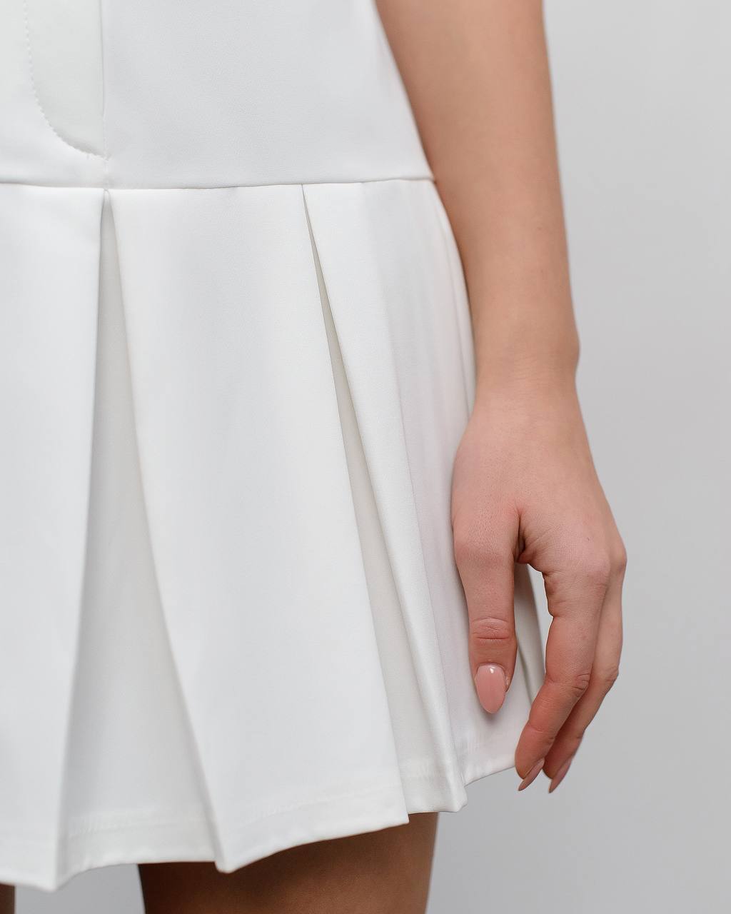 Milk pleated mini skirt