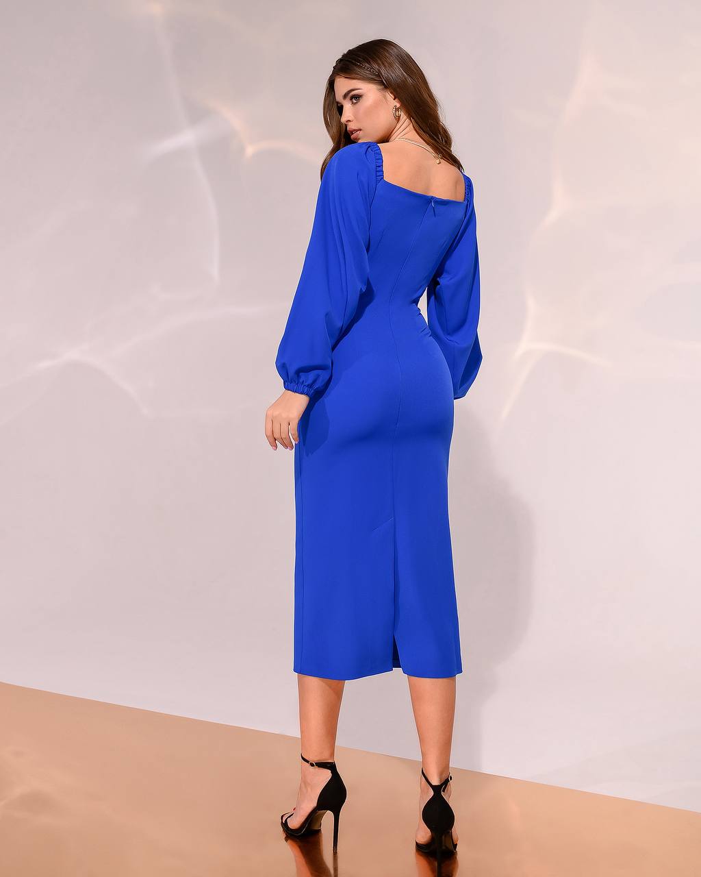 Blue dress with voluminous sleeves 