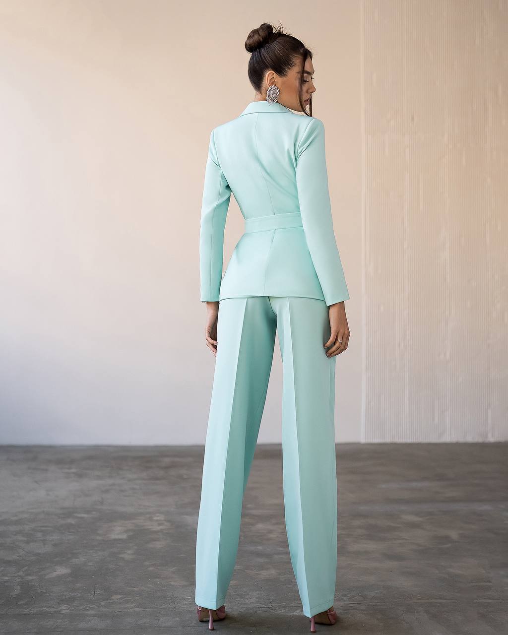 Suit with wide pants and belt included