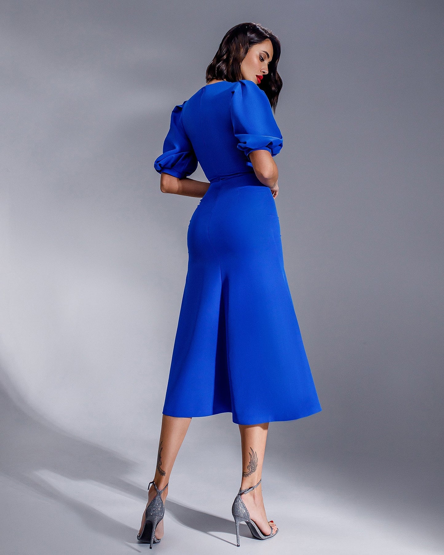 Blue dress with a slit and voluminous sleeves