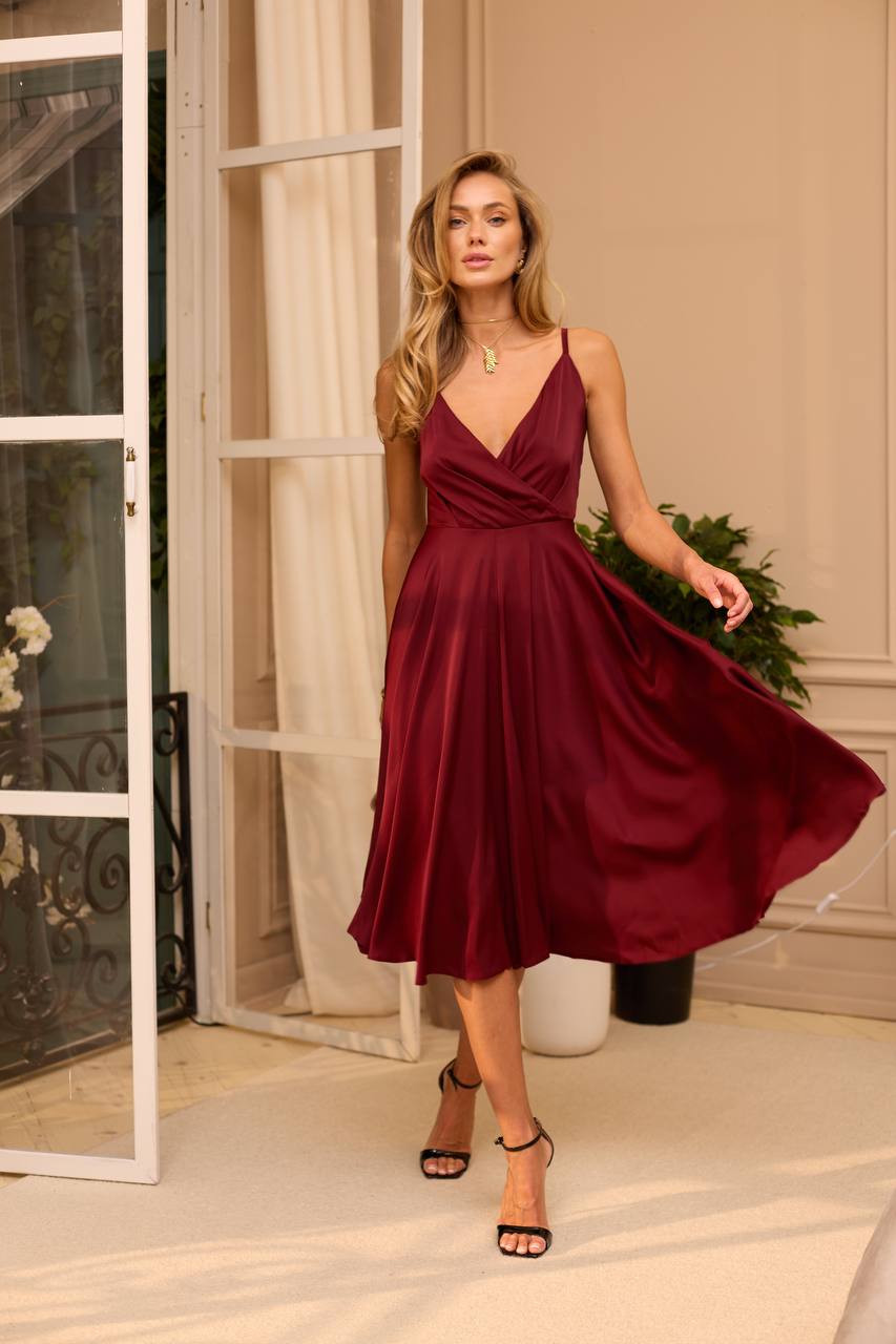 Burgundy dress with an open back and a lush skirt