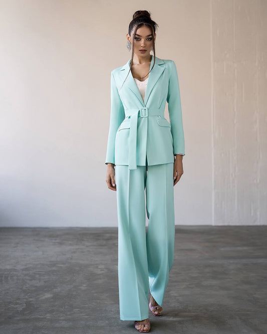 Suit with wide pants and belt included