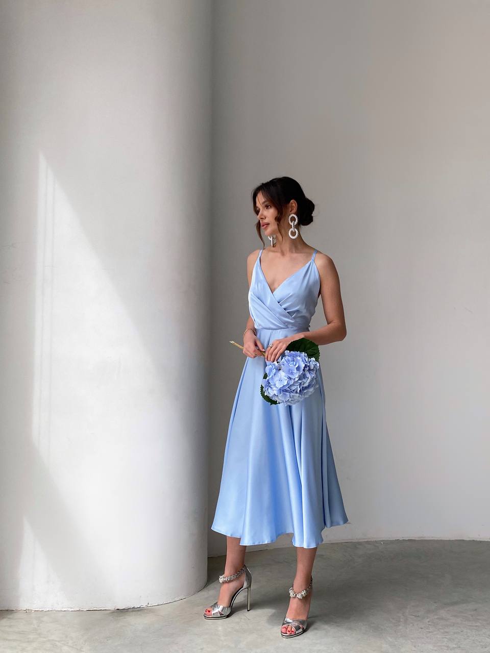 Blue dress with an open back and a lush skirt