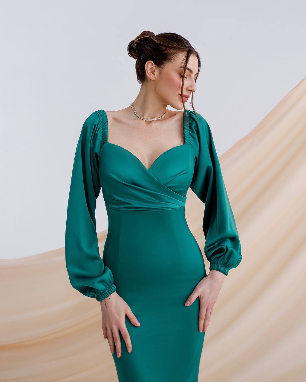 Emerald satin midi dress with voluminous sleeves