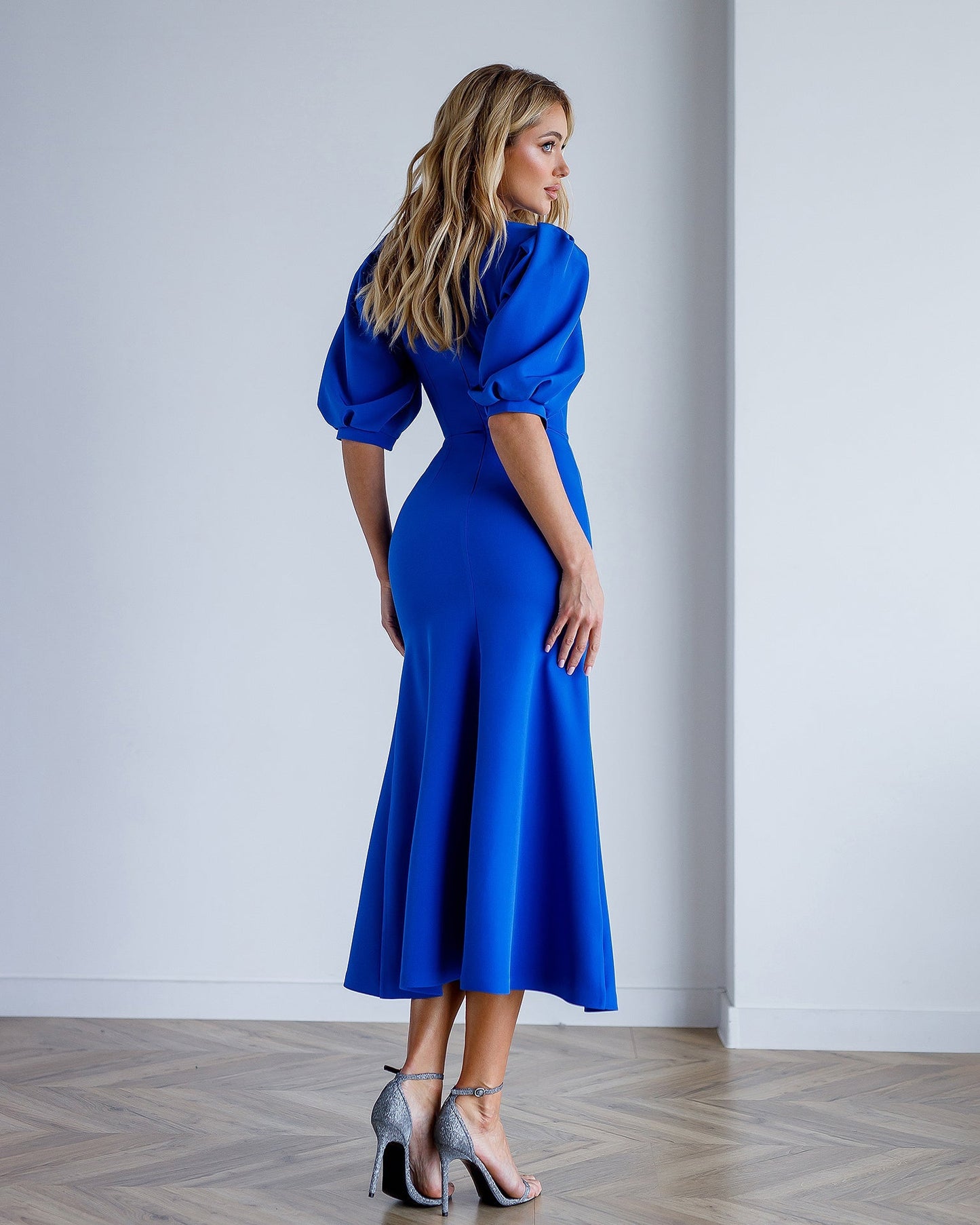 Blue dress with a slit and voluminous sleeves