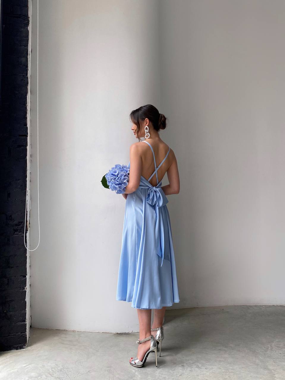 Blue dress with an open back and a lush skirt