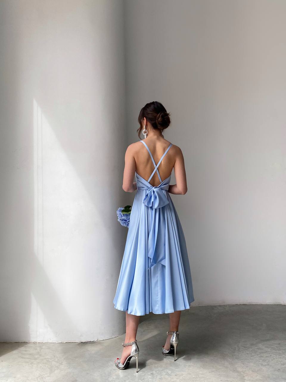 Blue dress with an open back and a lush skirt