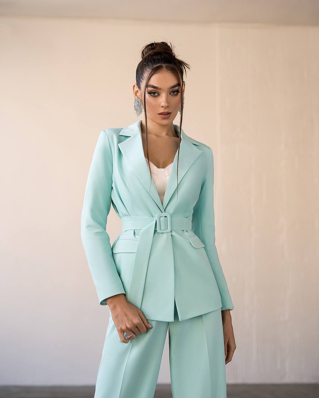 Suit with wide pants and belt included