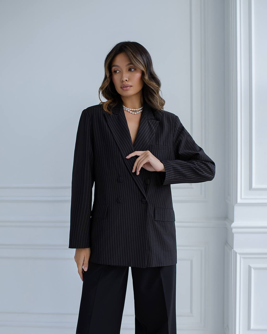 Straight-cut black striped jacket