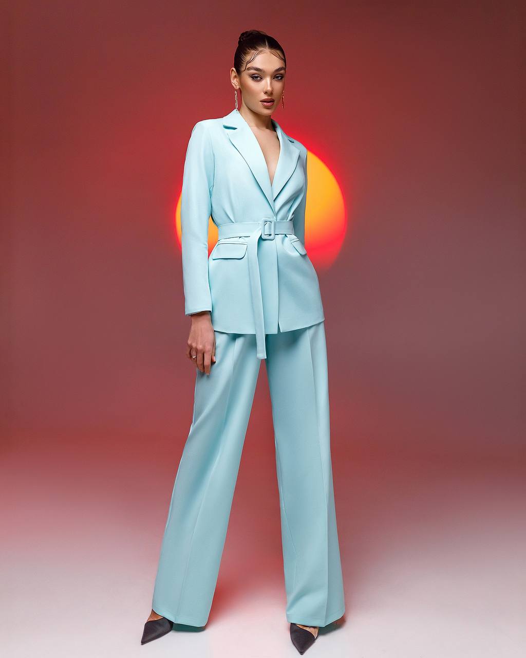 Suit with wide pants and belt included