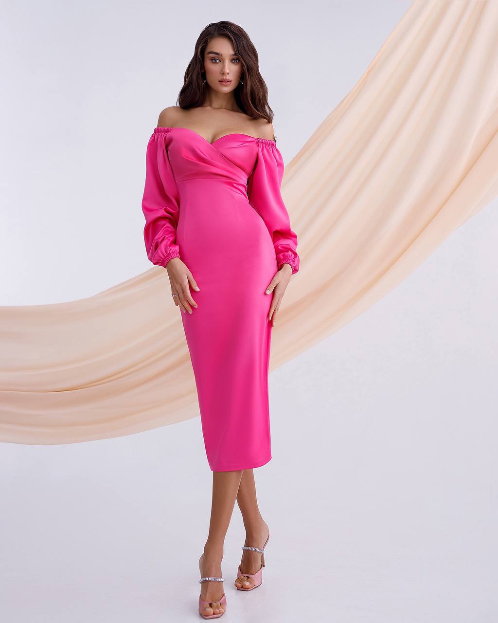 Raspberry satin dress with voluminous sleeves