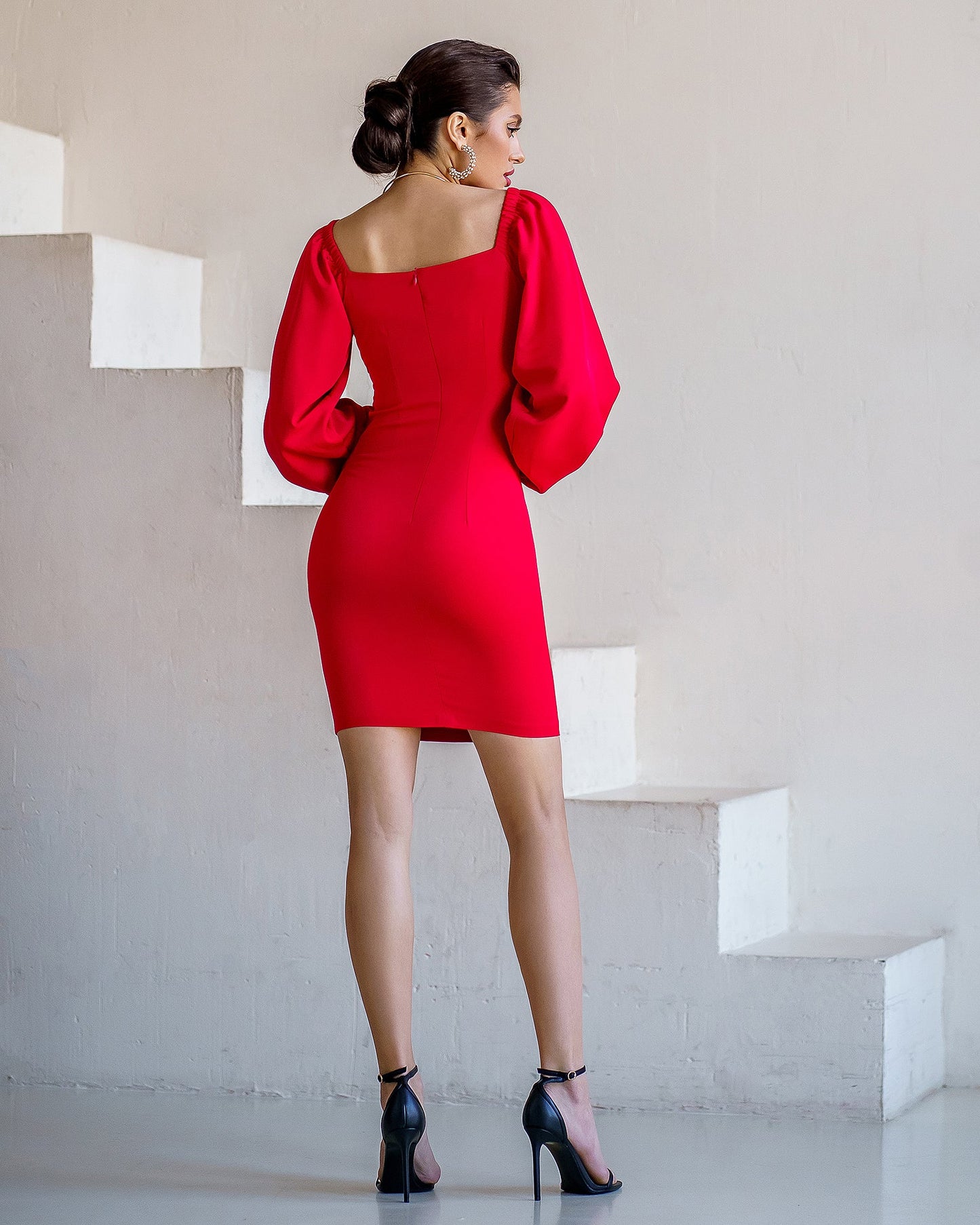 Red mini dress with voluminous sleeves 