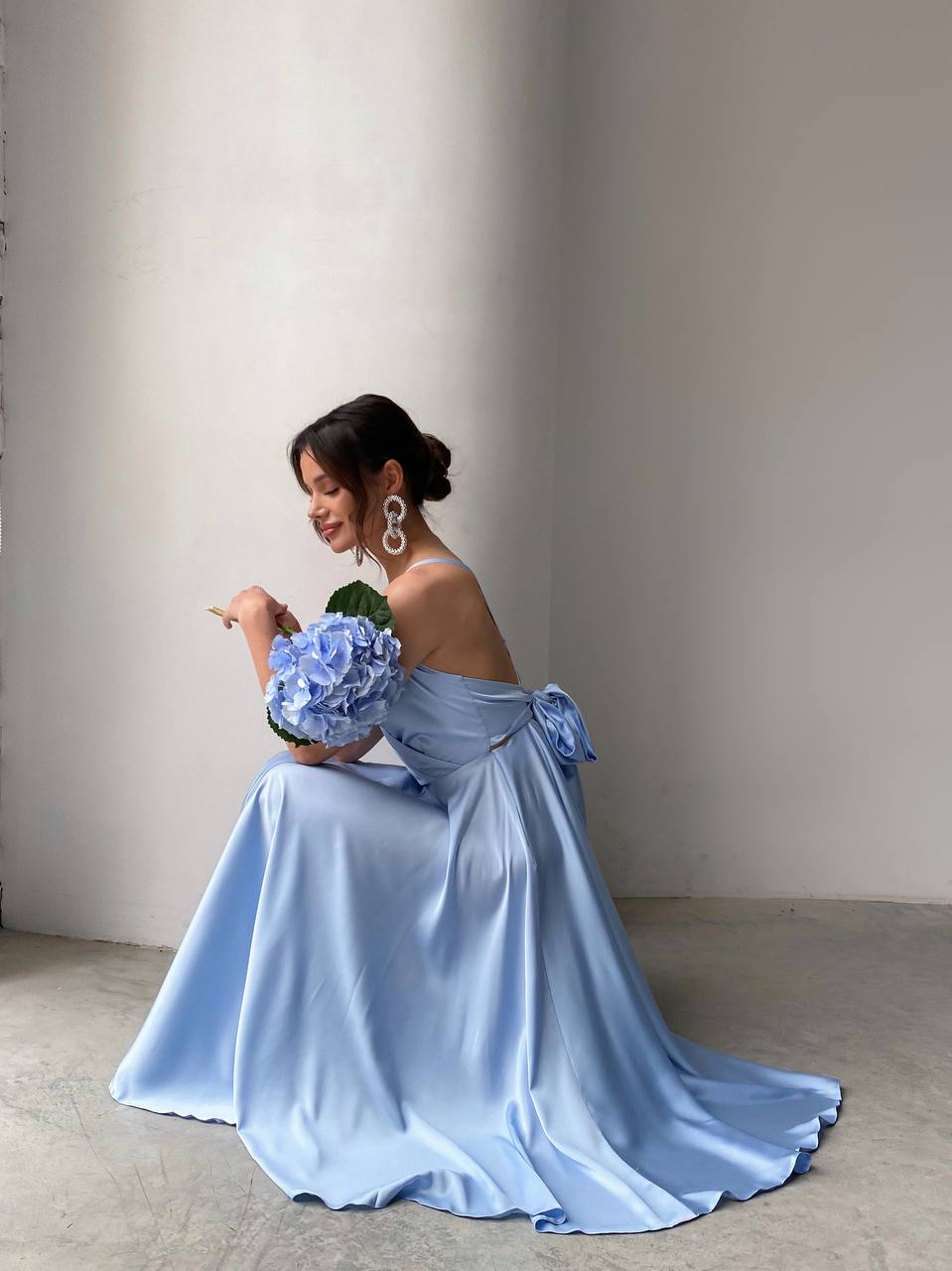 Blue dress with an open back and a lush skirt