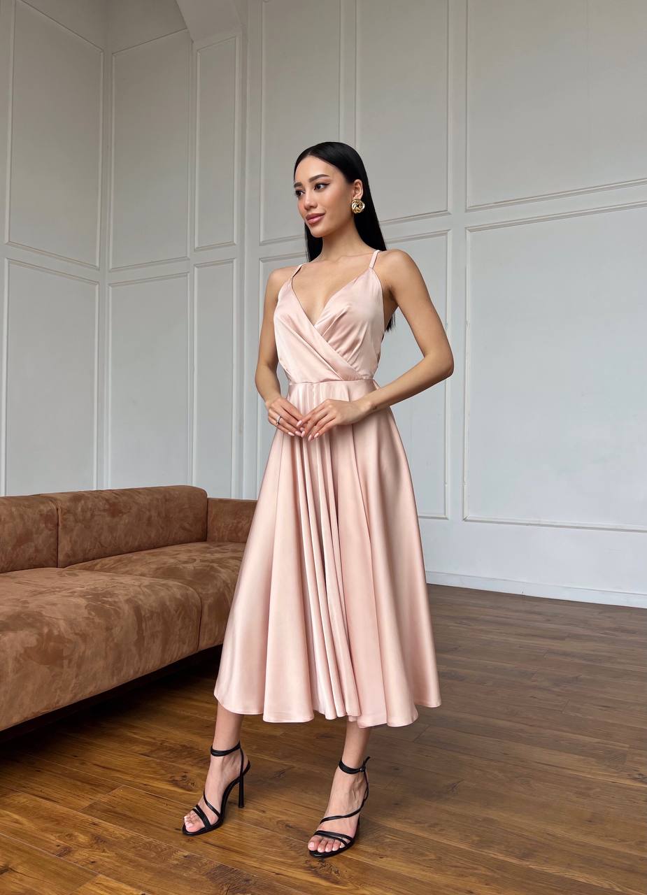 Beige dress with an open back and a lush skirt