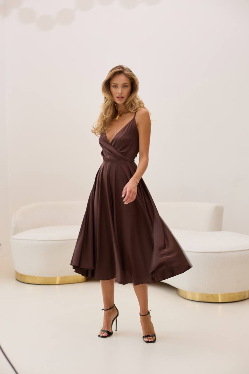 Brown dress with an open back and a lush skirt