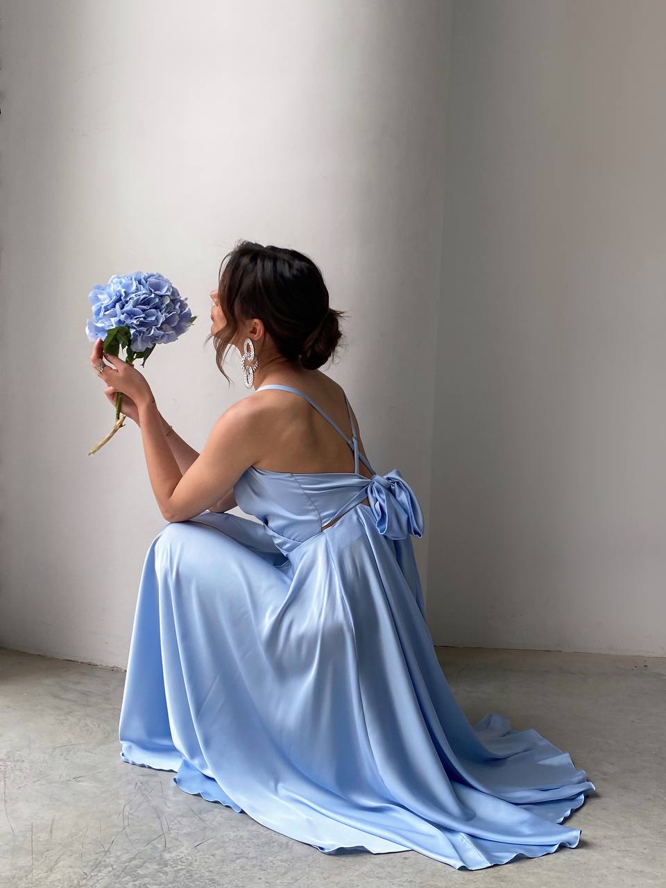 Blue dress with an open back and a lush skirt