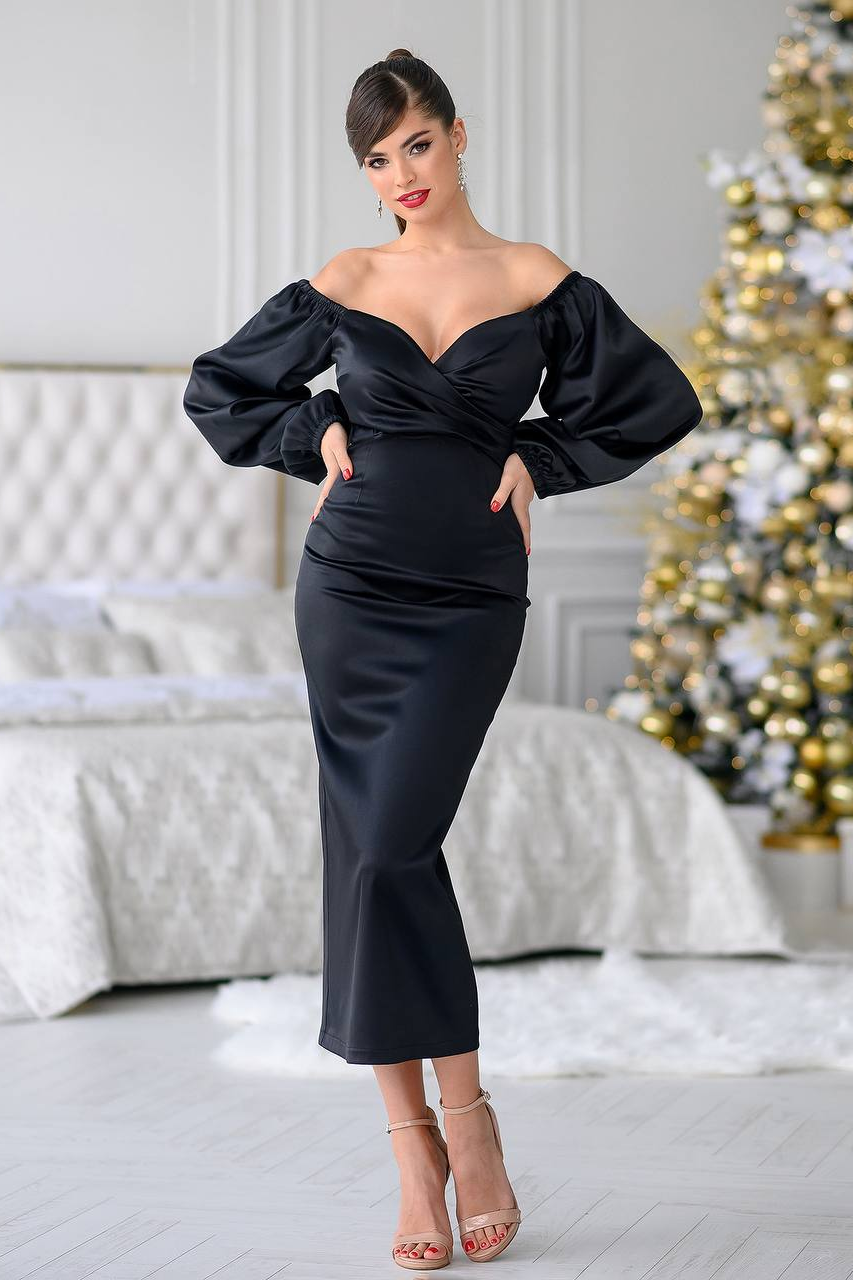 Black dress with voluminous sleeves