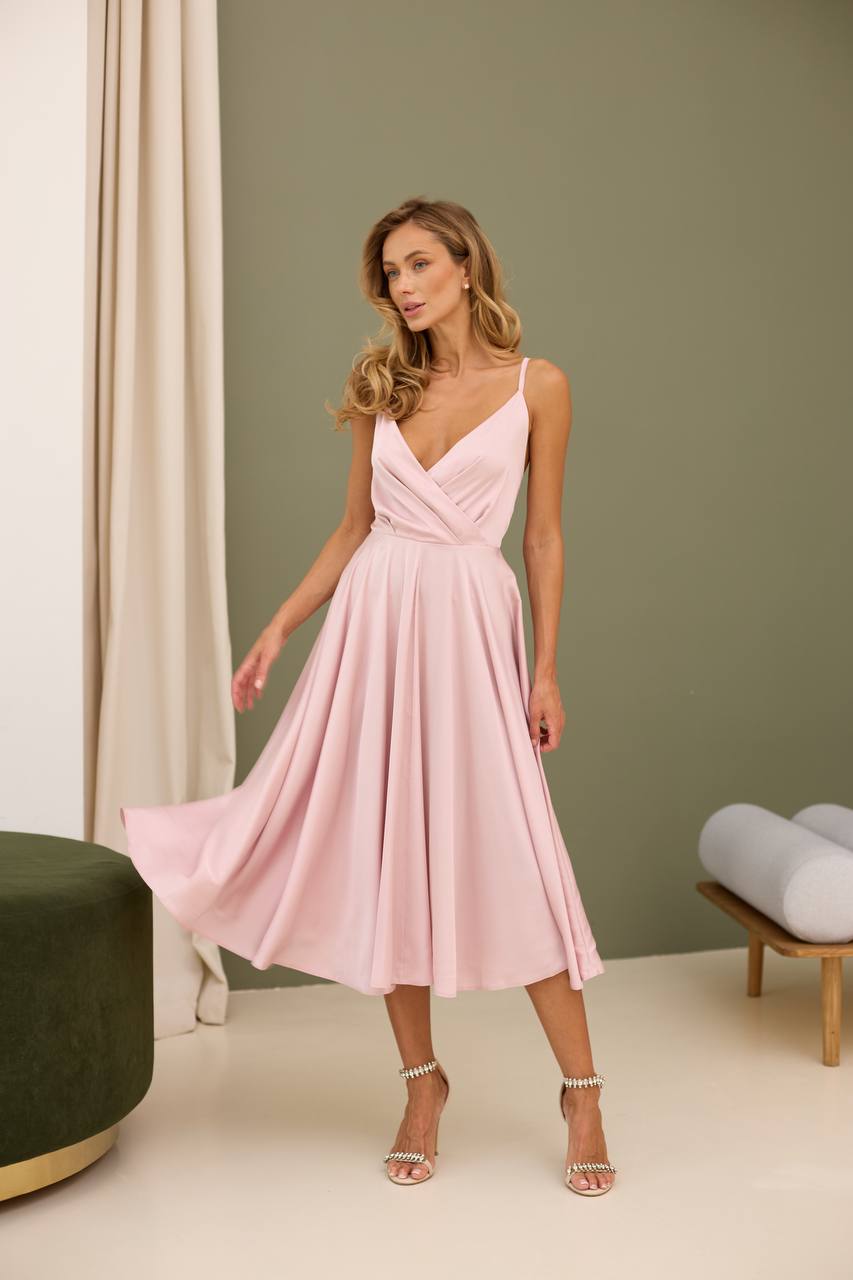 Soft pink dress with an open back and a lush skirt