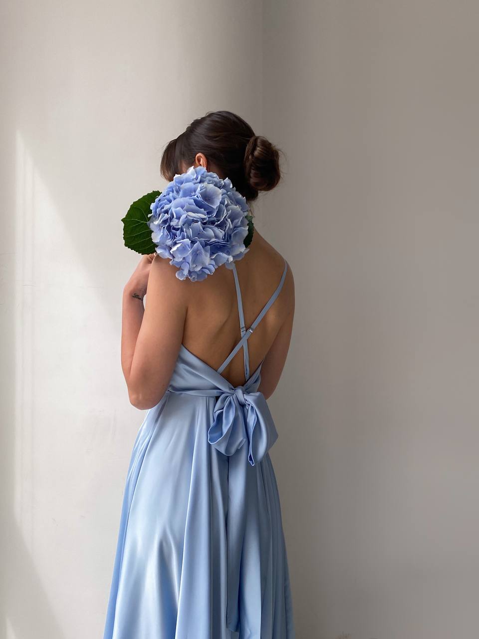 Blue dress with an open back and a lush skirt