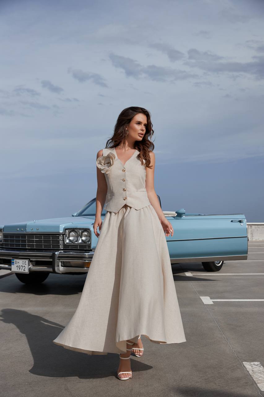 Beige vest with a rose