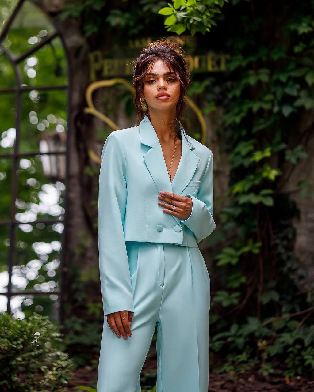 Crop jacket and pants suit with slits