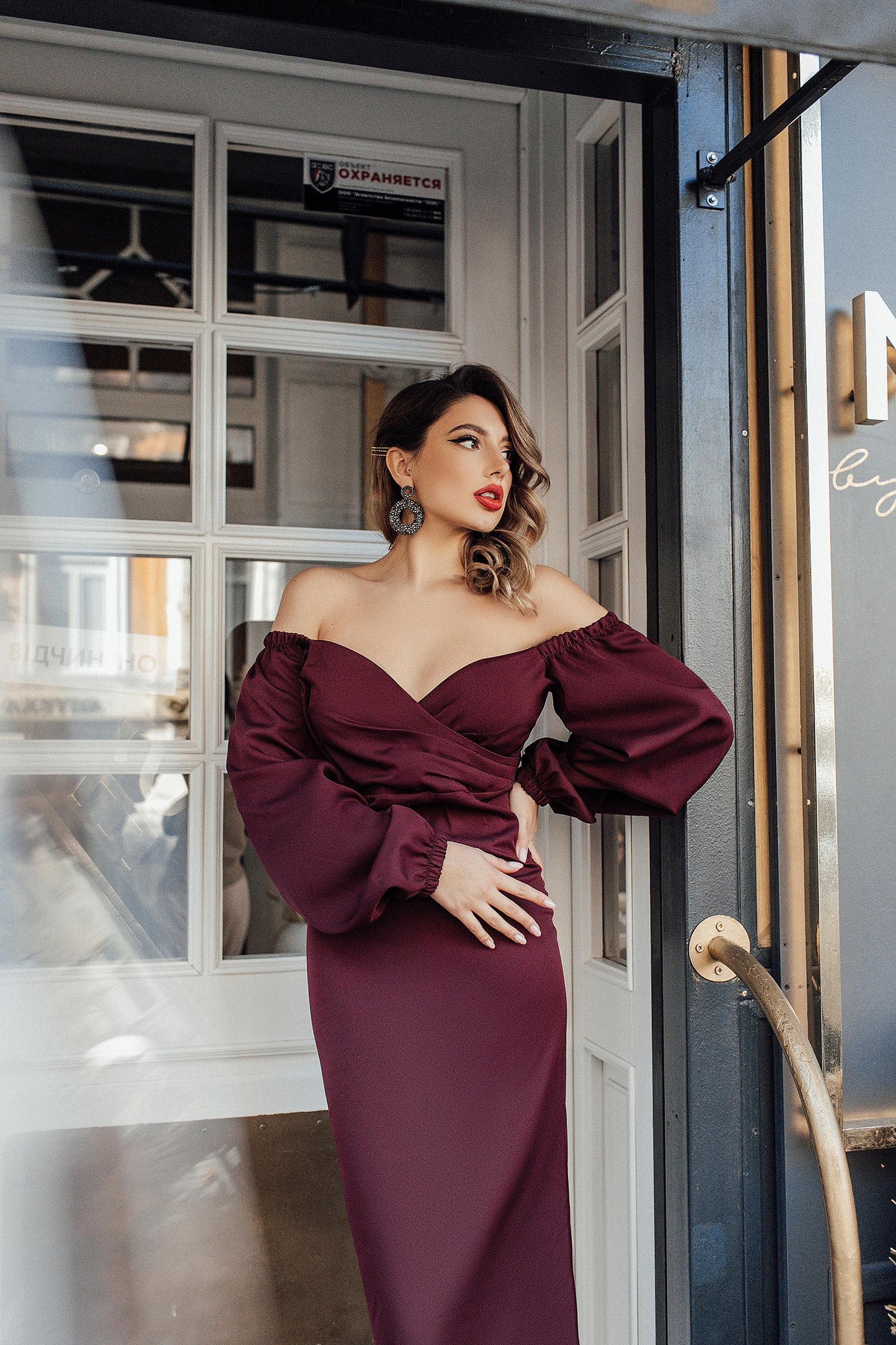 Burgundy midi dress with voluminous sleeves 