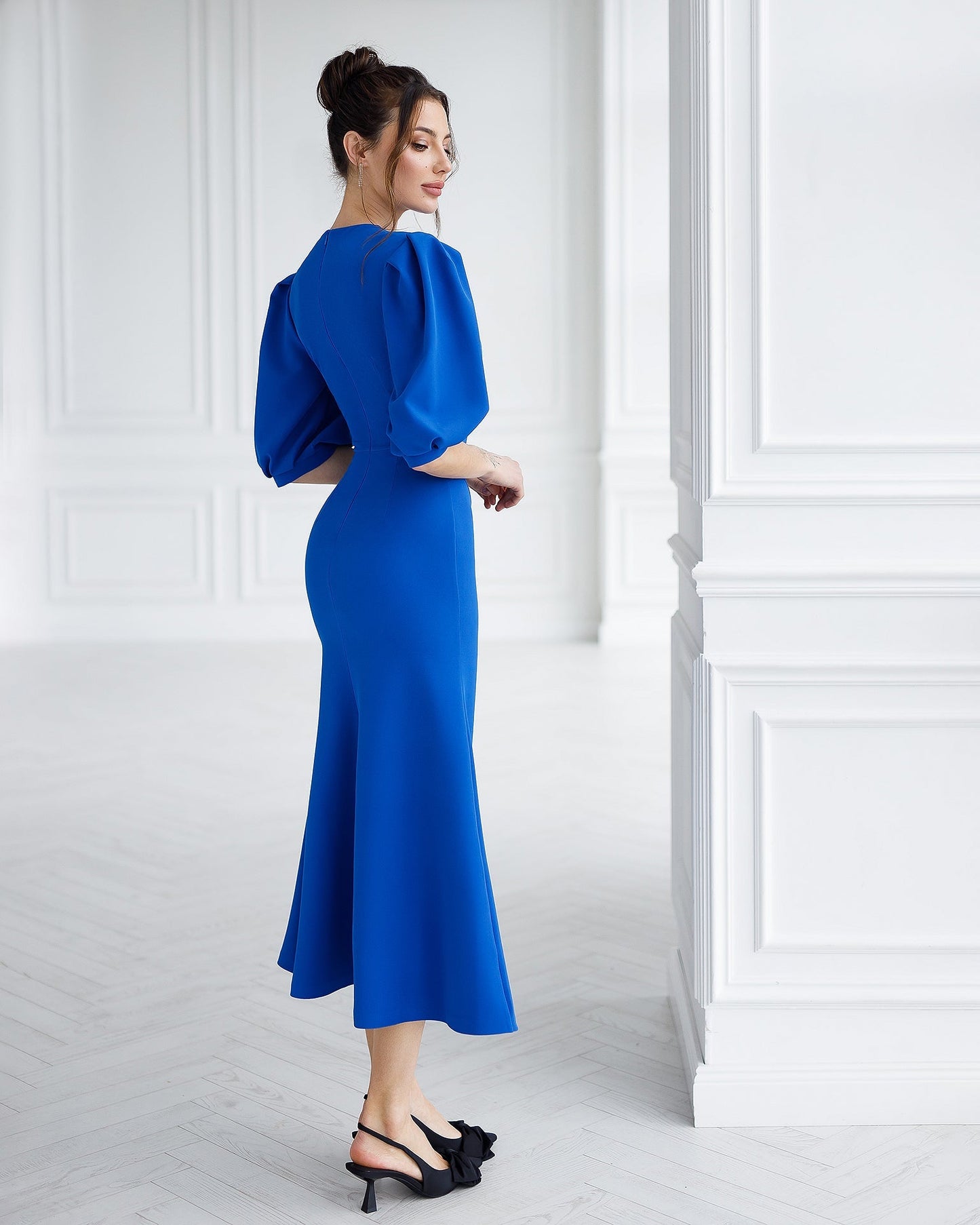 Blue dress with a slit and voluminous sleeves