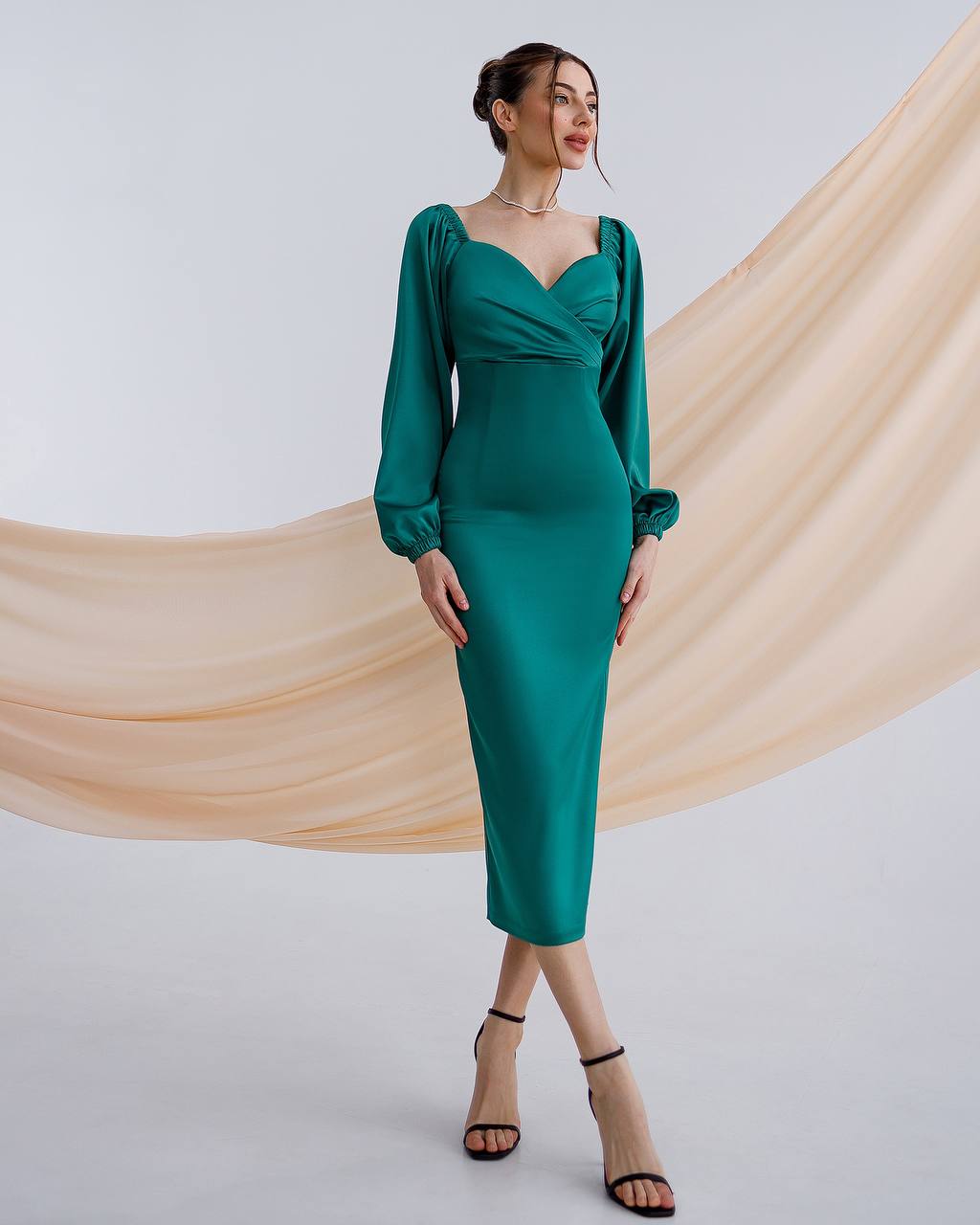 Emerald satin midi dress with voluminous sleeves