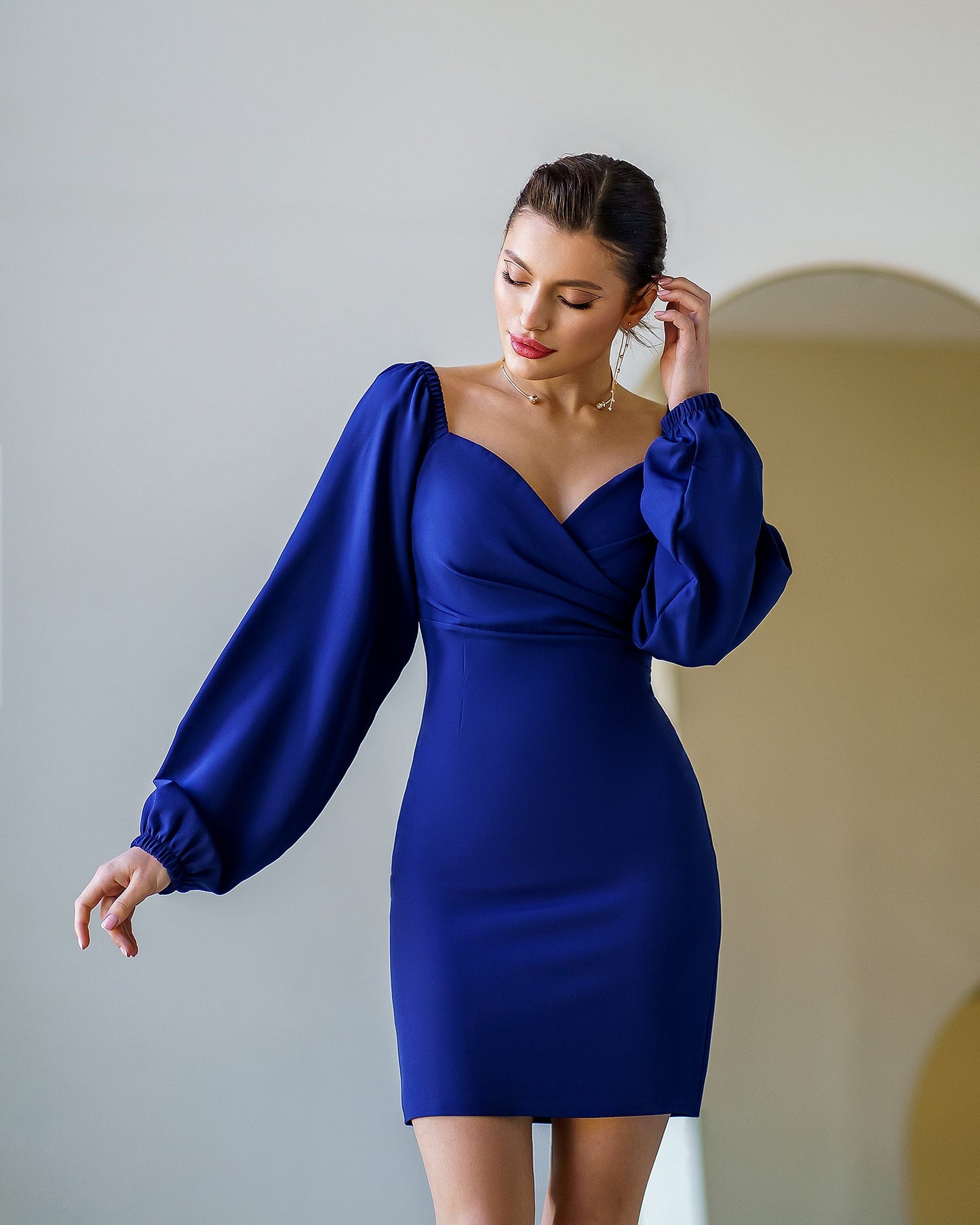 Blue mini dress with voluminous sleeves 