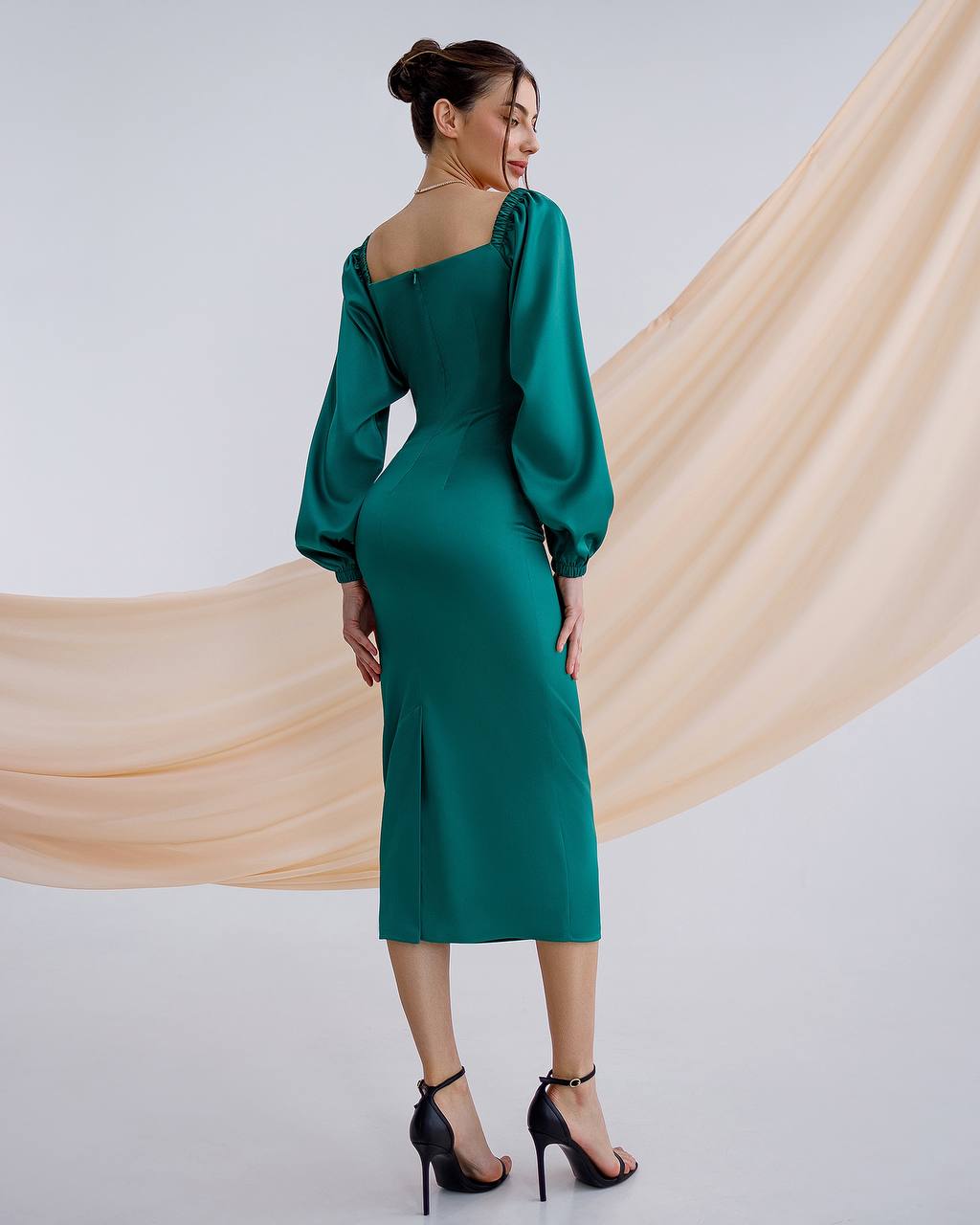 Emerald satin midi dress with voluminous sleeves