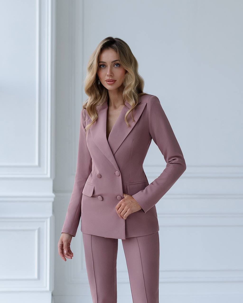 Double-breasted jacket and pants suit