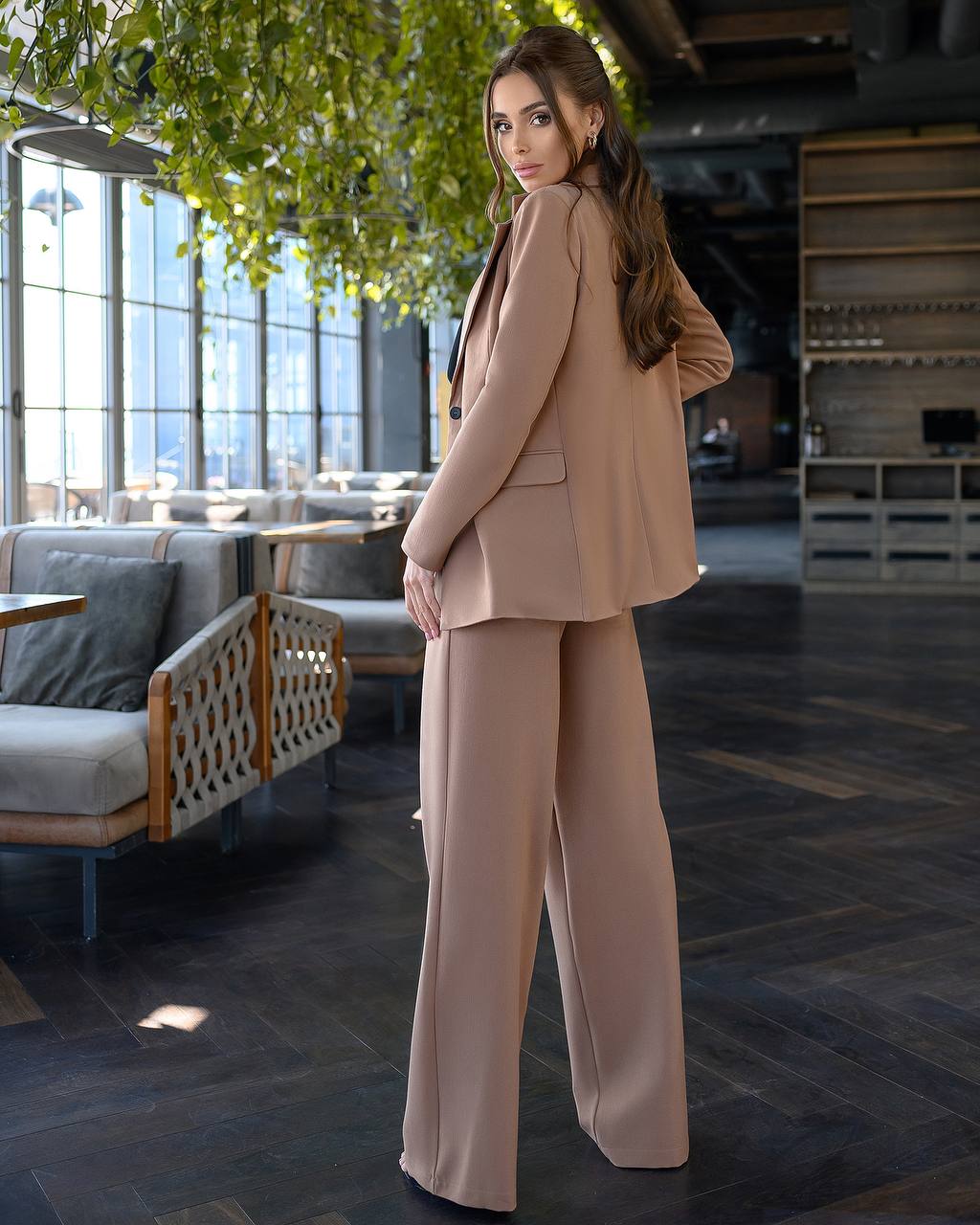 Suit with wide pants and belt included