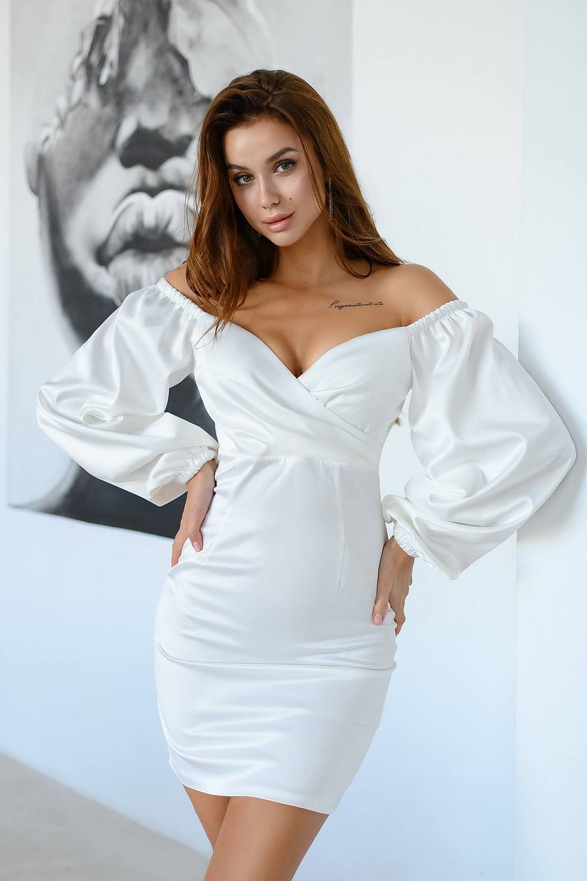 White mini dress with voluminous sleeves